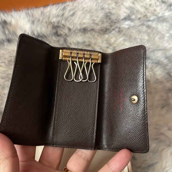 Louis Vuitton 4 key holder in Damier Ebene comes with dust bag and box. - Picture 2 of 8